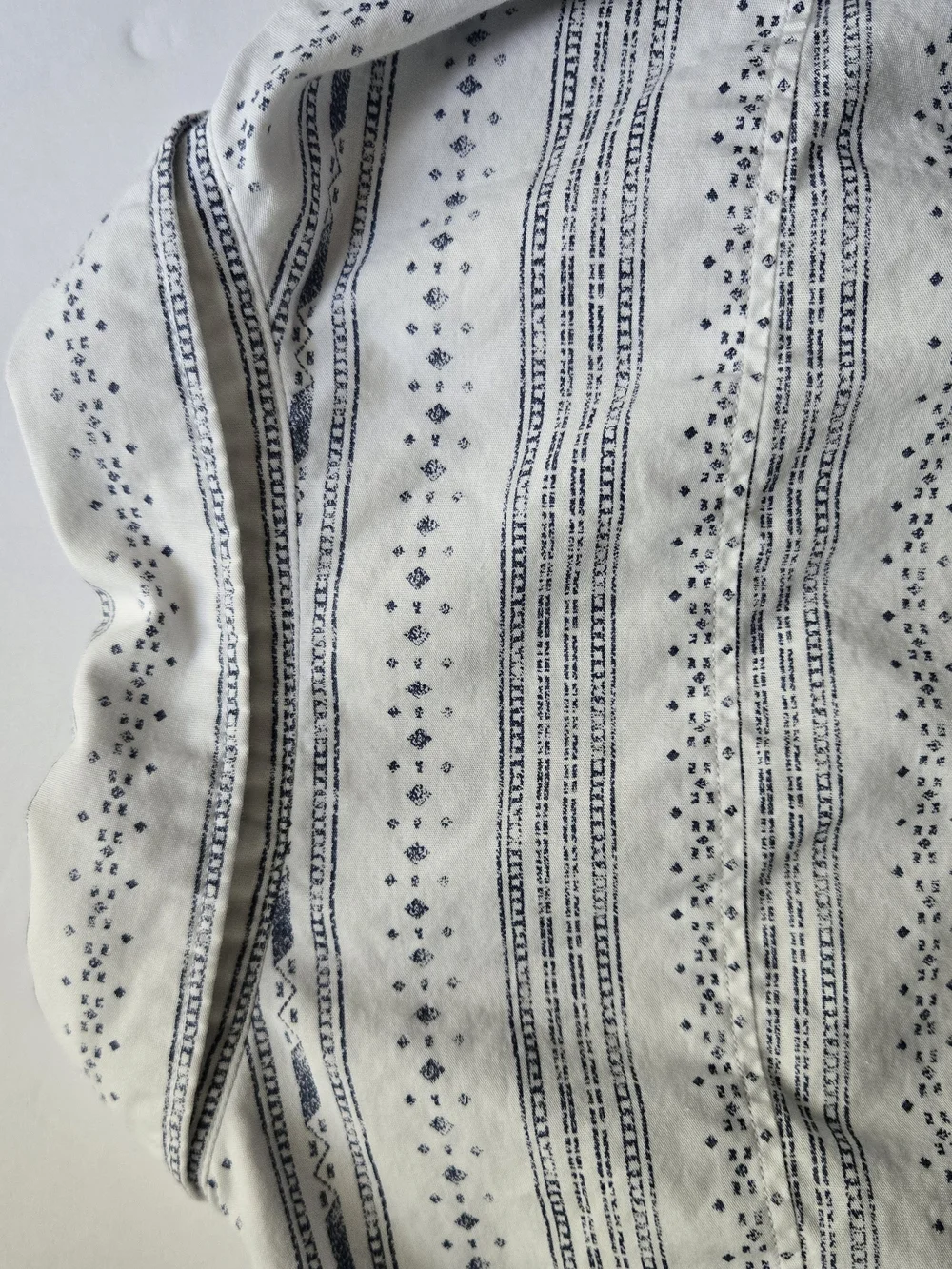 Banana Republic White & Navy Stripe Short‑Sleeve Button‑Down Shirt – Size L